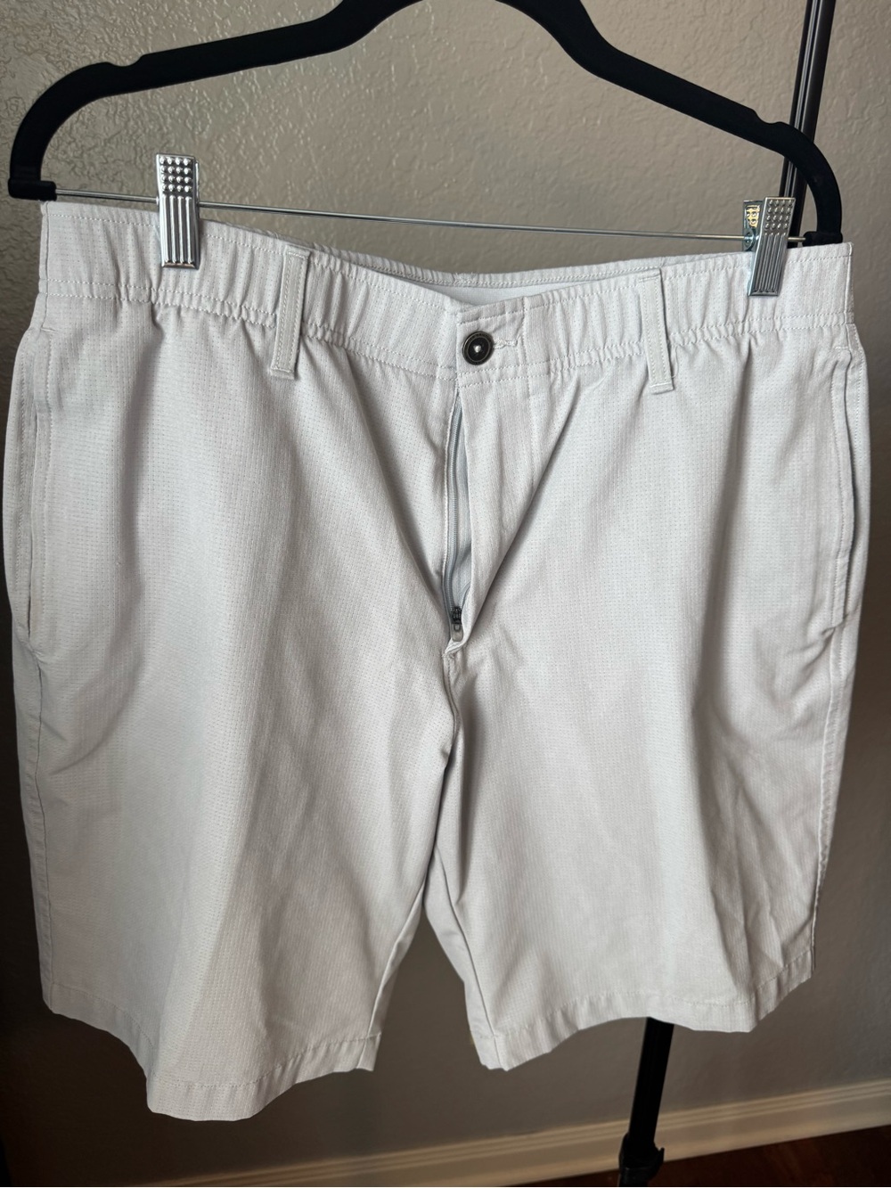 Under Armor Men's Casual Stretch Shorts light beige